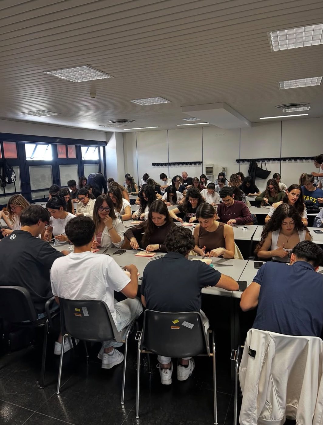 Studenti durante il corso di sutura